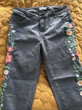Reserved Gray Straight-Leg Jeans with Floral Embroidery